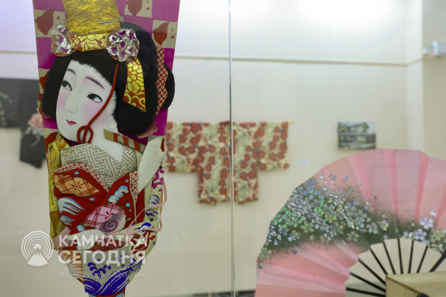 В Камчатском художественном музее открылась выставка о Японии. Фото: «Камчатка Сегодня»/Игорь Сафончик. Фотография 17