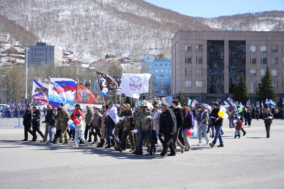 Тысячи камчатцев вышли на первомайское шествие на площади Ленина (фоторепортаж). . Фотография 21