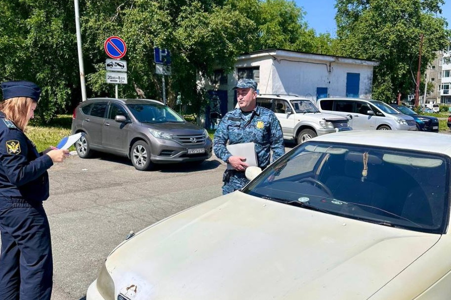 Камчатская должница приехала на прием к приставам на арестованном авто. Фото: УФССП по Камчатскому краю и Чукотскому округу
