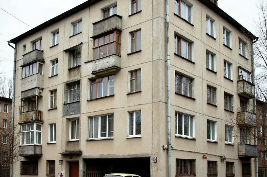 Житель Камчатки устроил гараж в квартире, разобрав несущую стену. Фото: ИИ