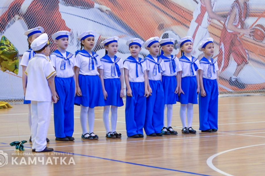 Маленькие герои большого праздника — дошколята Камчатки показали мастерство на конкурсе строя и песни. Фото: Управление образования ПКГО / Екатерина Мазур. Фотография 6