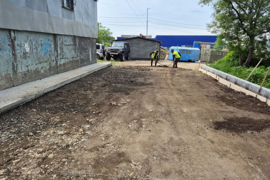 В ремонте микрорайона «Мишенный-3» в Петропавловске задействуют больше рабочих. Фото: Олеся Сурина, pkgo.ru. Фотография 6