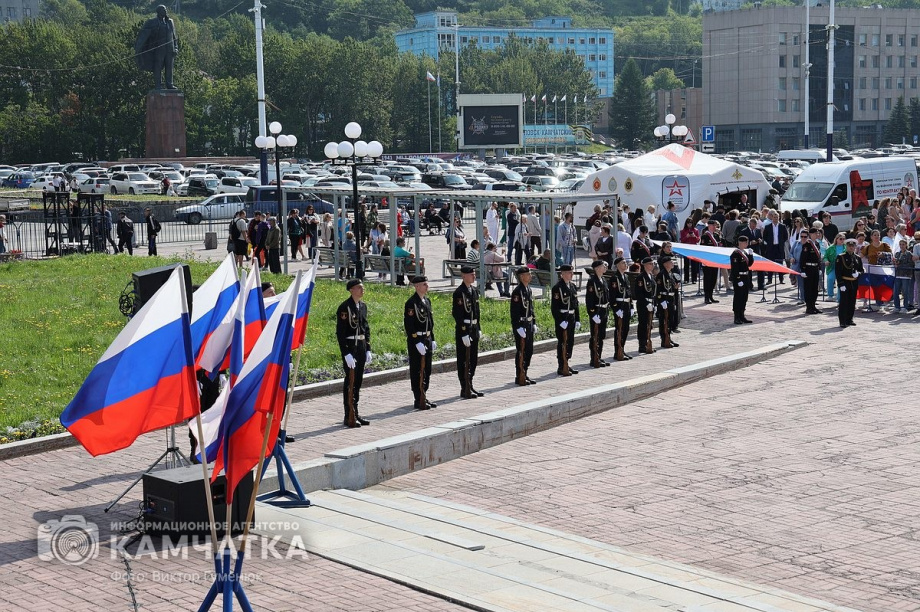 Триколор на главной площади Петропавловска-Камчатского - главный герой и триумфатор  . Фото: ИА «Камчатка» \ Виктор Гуменюк. Фотография 2