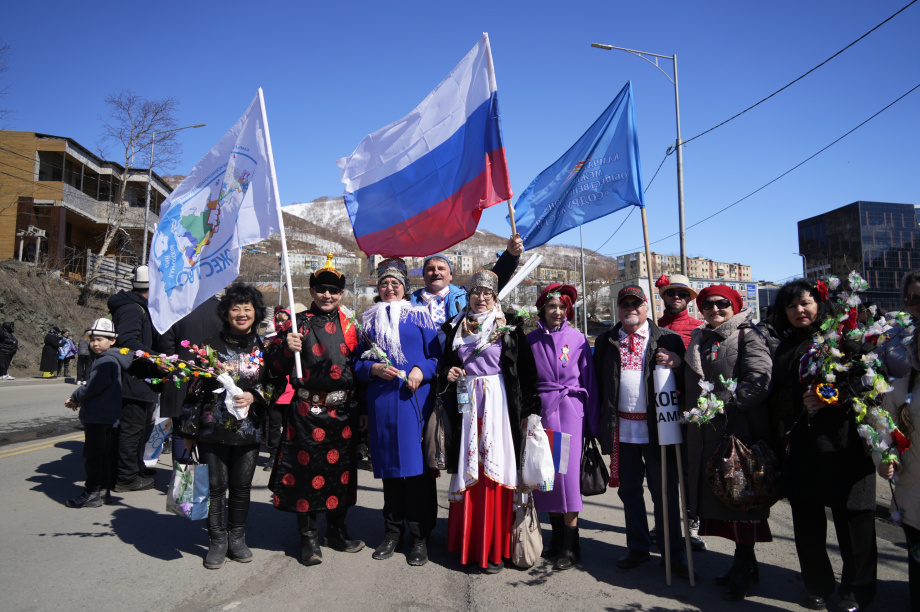Тысячи камчатцев вышли на первомайское шествие на площади Ленина (фоторепортаж). . Фотография 2