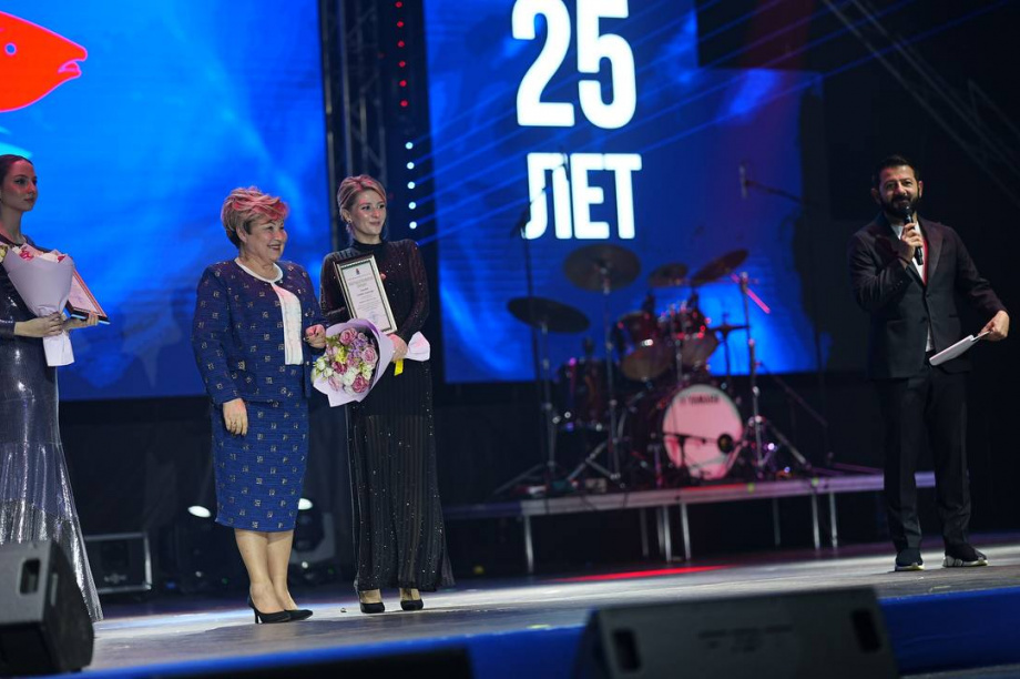 Сотрудники Тымлатского рыбокомбината получили благодарственные письма от Ирины Яровой. фото: пресс-служба Ирины Яровой. Фотография 8