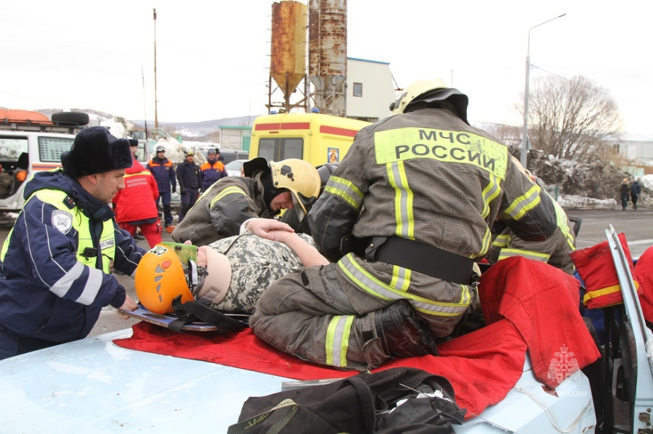 На Камчатке прошли учения по ликвидации последствий ДТП. Фото: МЧС РФ по Камчатскому краю  . Фотография 2