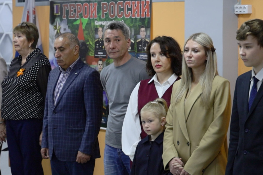В камчатской школе увековечили память героев СВО. Фото: kamgov.ru. Фотография 2
