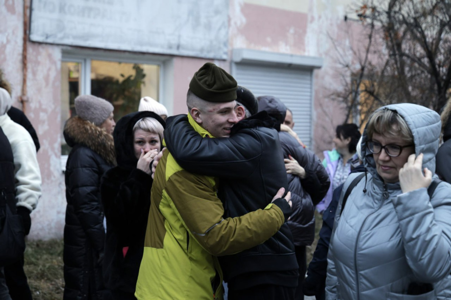 В Елизове на Камчатке торжественно проводили призывников в армию. Фото: Администрация ЕМР. Фотография 2