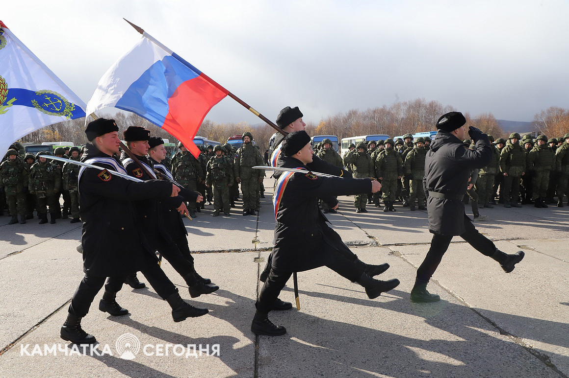 Проводы третьей группы мобилизованных жителей Камчатки на специальную военную операцию. Фоторепортаж . Фото: Виктор Гуменюк. Фотография 27