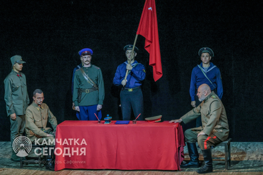 Спектакль «Баллада о Курильском десанте» стал финальный аккордом в череде памятных мероприятий к 80-летию Победы (фоторепортаж). . Фотография 28