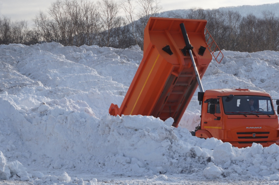 Снег необходимо вывозить — мэрия Петропавловска-Камчатского предупреждает «управляйки» и подрядчиков. Фото: мэрия ПКГО. Фотография 2