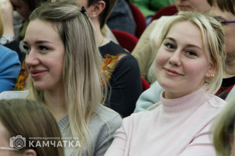 Встреча губернатора с горожанами - обратная связь и конструктивный диалог. Фото ИА «Камчатка»\ Игорь Сафончик. Фотография 30