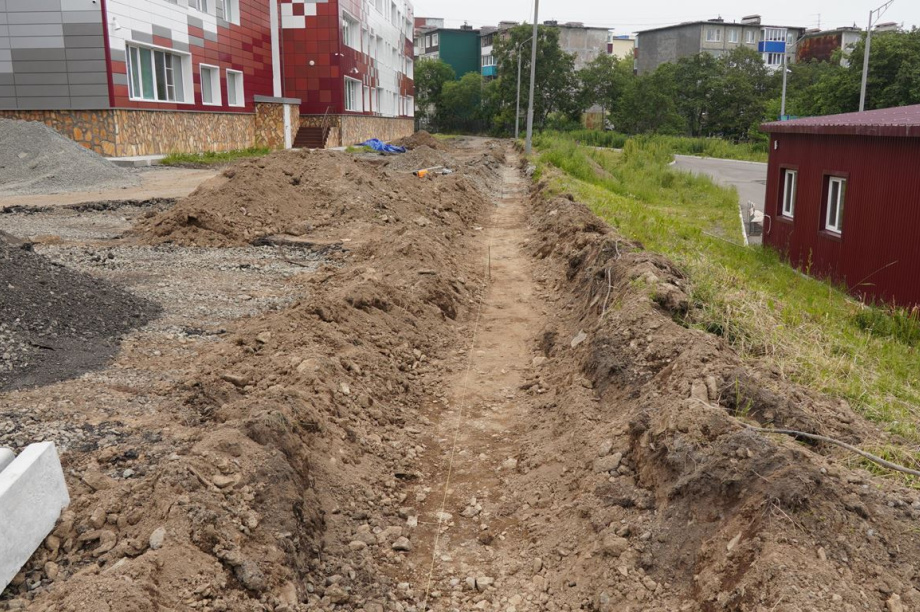 Школа №27 в камчатской столице получит новое асфальтовое покрытие ко Дню знаний. Фото: администрация ПКГО. Фотография 1