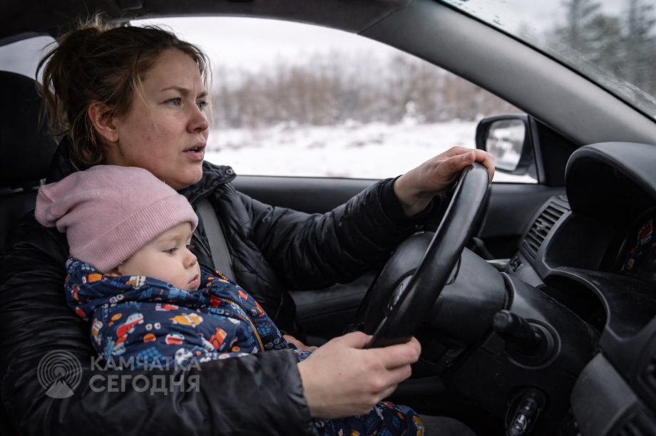 Камчатская «мать-героиня», лишенная прав за пьянку, возила ребенка на руках. Фото: ИИ