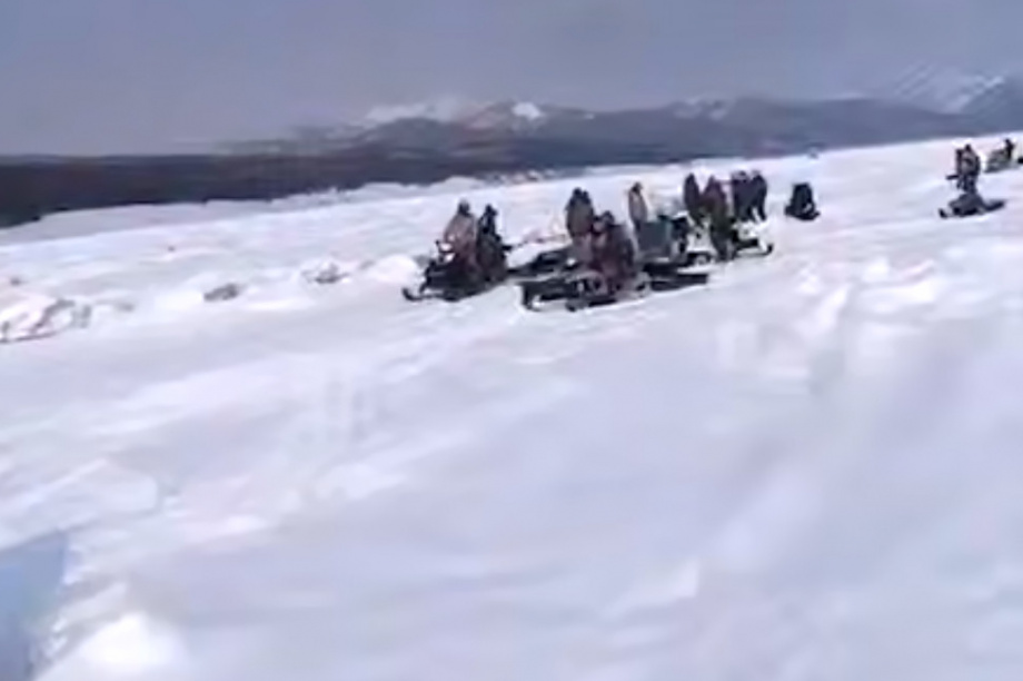 Сахалинские рыбаки дрейфуют на льдине. Фото: скрин видео из социальных сетей. Фотография 1