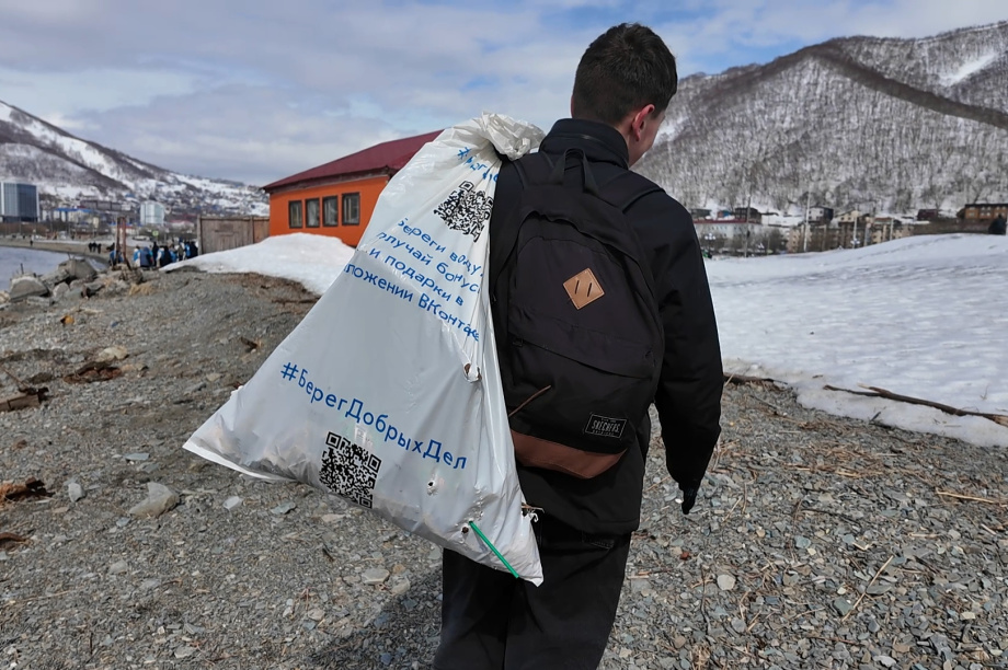 Берег Авачинской губы очистили 70 волонтеров. Фото: kamgov.ru