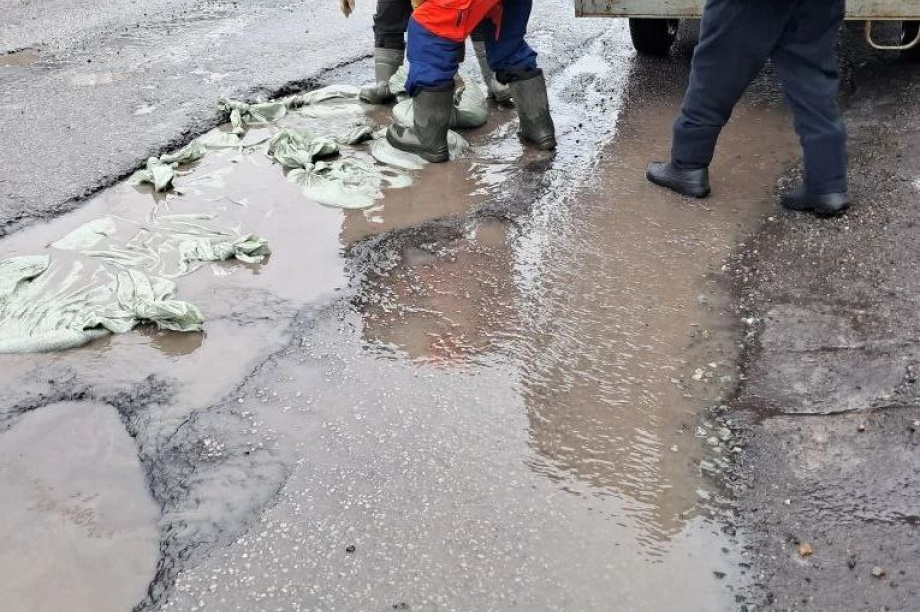 Ямы на дорогах столицы Камчатки временно закладывают мешками с песком. . Фотография 6