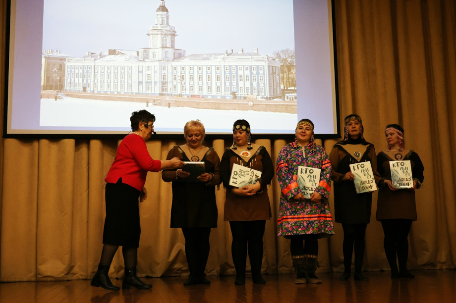 На Командорах презентовали уникальный сборник алеутских сказок «Кто убивает дождь?». . Фотография 3