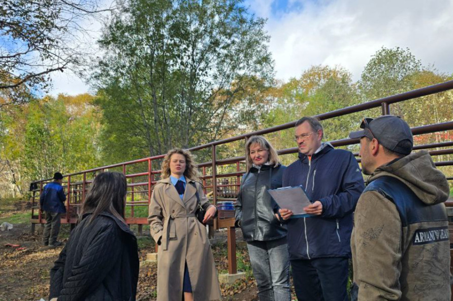 Депутаты на страже качества благоустройства тропы от парка Победы до «Горизонта». Фото: Заксобрание Камчатского края