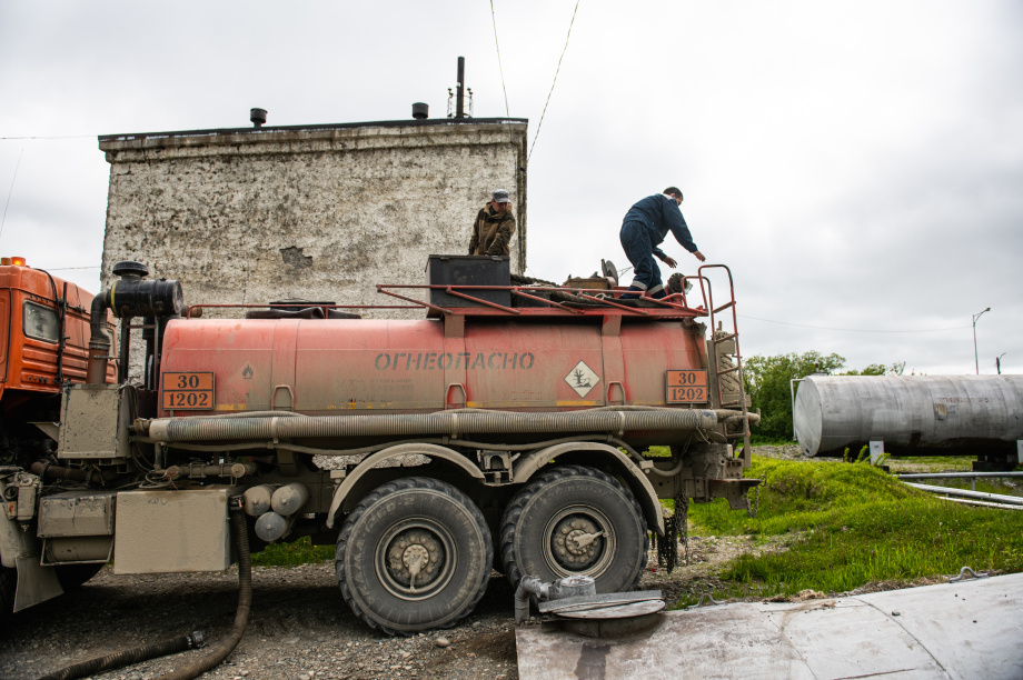 На Камчатке запасают топливо для зимы. фото: ЮЭСК