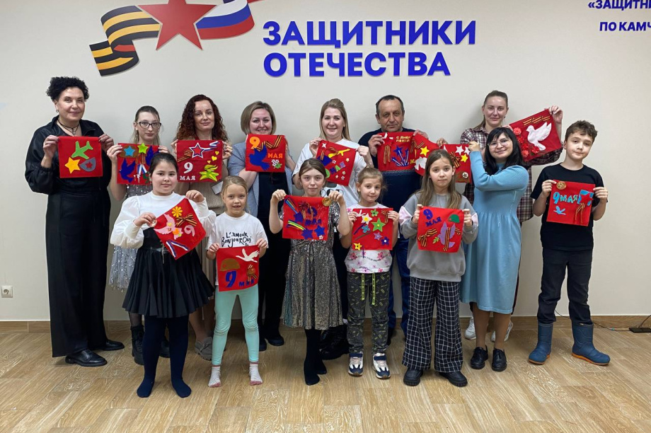 Копию Знамени Победы из лоскутов с аппликацией создали на Камчатке. Фото организаторов. Фотография 1