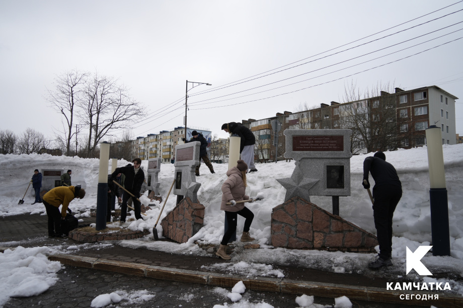 Четвёртый весенний субботник прошёл в Петропавловске-Камчатском. ИА Камчатка. Фотография 13