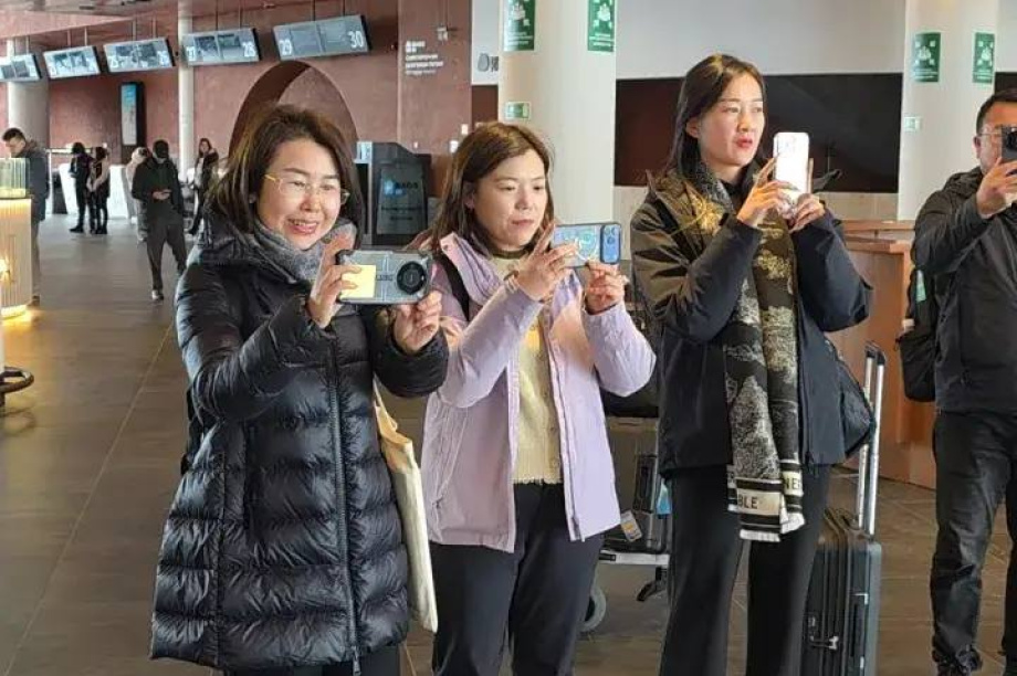 Импровизированный концерт прошел в главном аэропорту Камчатки к 8 марта. . Фотография 10