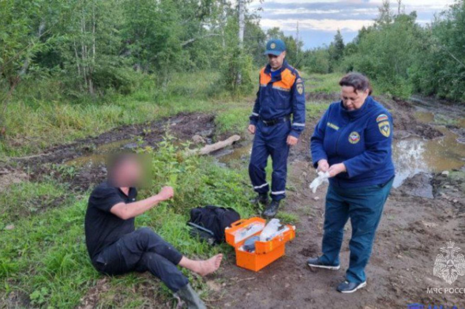 Спасатели МЧС на Камчатке эвакуировали травмированного туриста на Диких озерках. Фото: ГУ МЧС России по Камчатскому краю