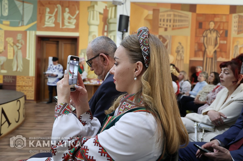 Праздничная программа «Единством сильны!» (фоторепортаж из библиотеки им. С.П. Крашенинникова). Фото: ИА «Камчатка» \ Виктор Гуменюк. Фотография 30