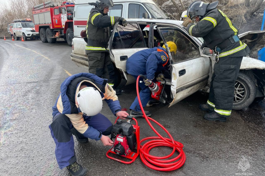 Два человека пострадали при столкновении автомобиля и  автобуса  на Камчатке. МЧС. Фотография 2