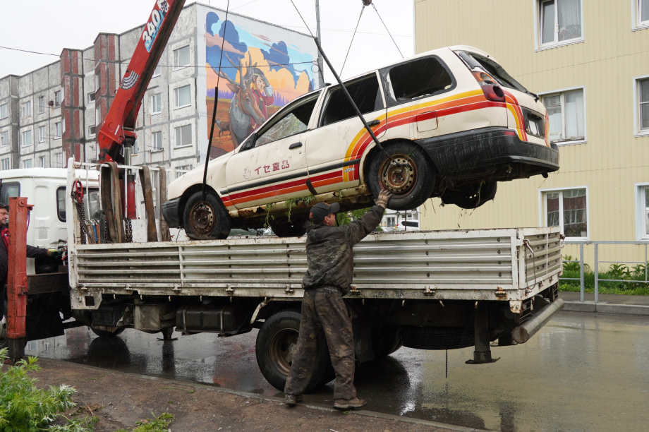 Брошенные авто вывозят с улиц Петропавловска-Камчатского. Фото: администрация ПКГО. Фотография 1