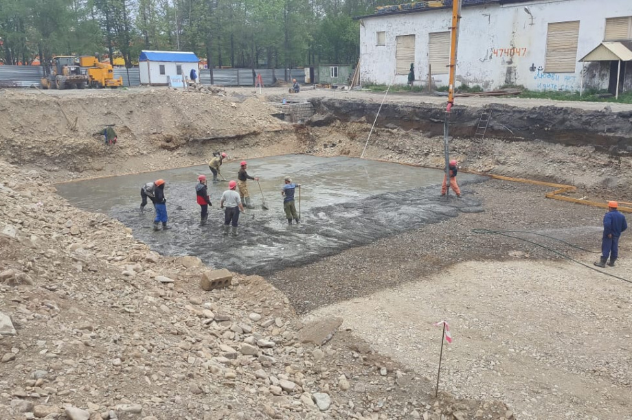 На стройплощадке в Елизове начали заливку фундамента второго дома. Фото: kamgov.ru. Фотография 1