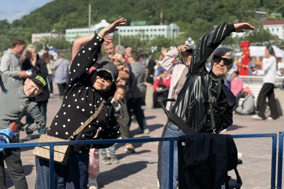 Восьмикратная чемпионка мира по самбо провела массовую зарядку в центре Петропавловска. . Фотография 2