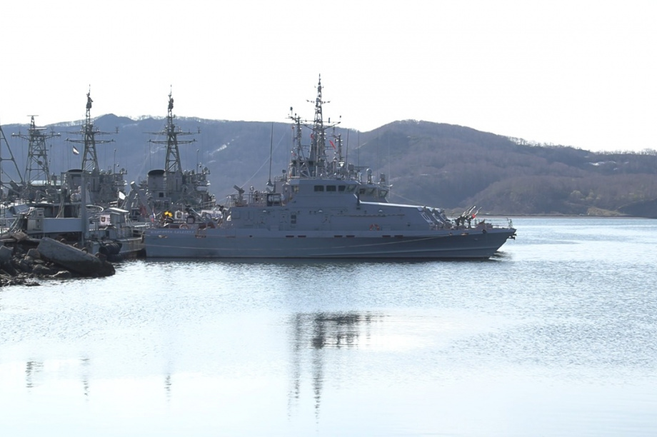 Над новым кораблём Тихоокеанского флота подняли Андреевский флаг. Фото: Алексей Кузьмин / ИА «Камчатка». Фотография 9