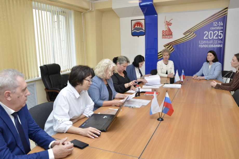 Два кандидата в губернаторы Камчатки подали документы в Избирком. . Фотография 3