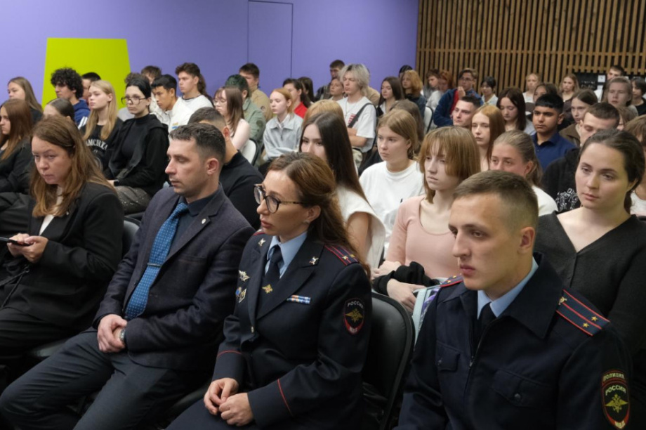 На Камчатке студентам рассказали, как вербовщики вовлекают молодежь в терроризм. Фото: УФСБ России по Камчатскому краю. Фотография 1