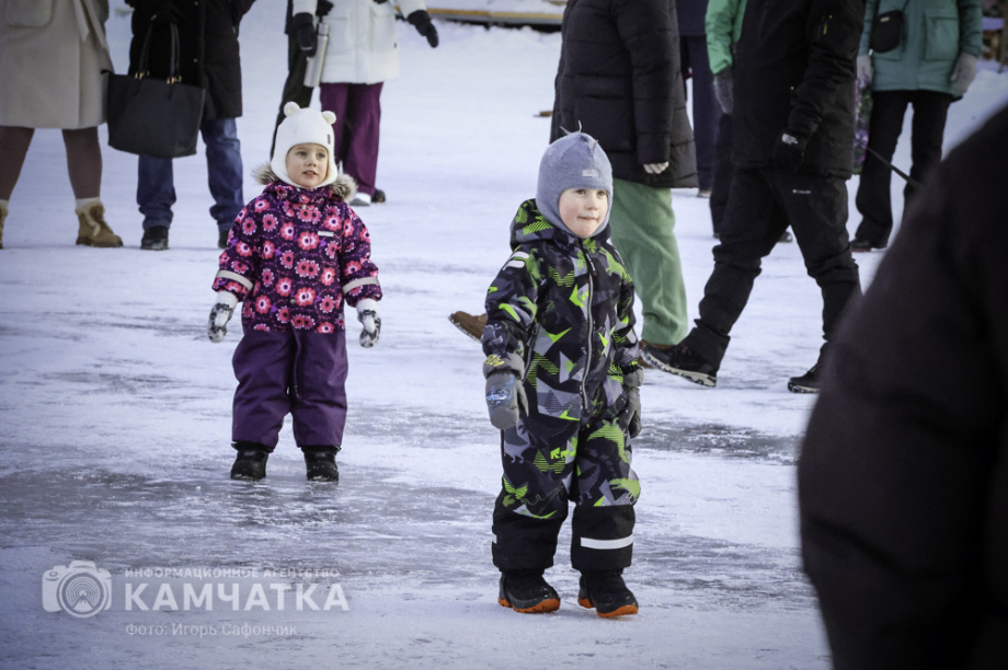 В Петропавловске-Камчатском продолжаются новогодние развлечения (фоторепортаж). Фото: «Камчатка Сегодня» \ Игорь Сафончик. Фотография 61