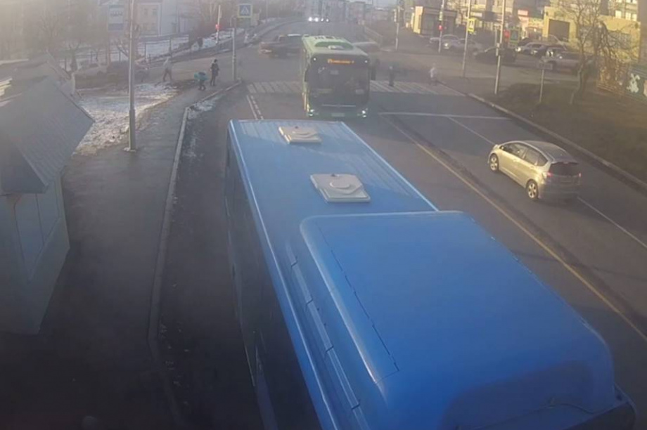 Маршрутный автобус сбил ребенка на пешеходном переходе в Петропавловске. фото: скриншот с видео