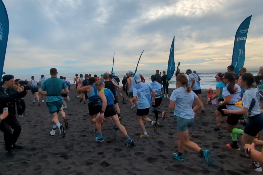 Халактырский пляж снова объединил бегунов на Тихоокеанском забеге. Фото: тг. Инвест. Камчатка. Фотография 6