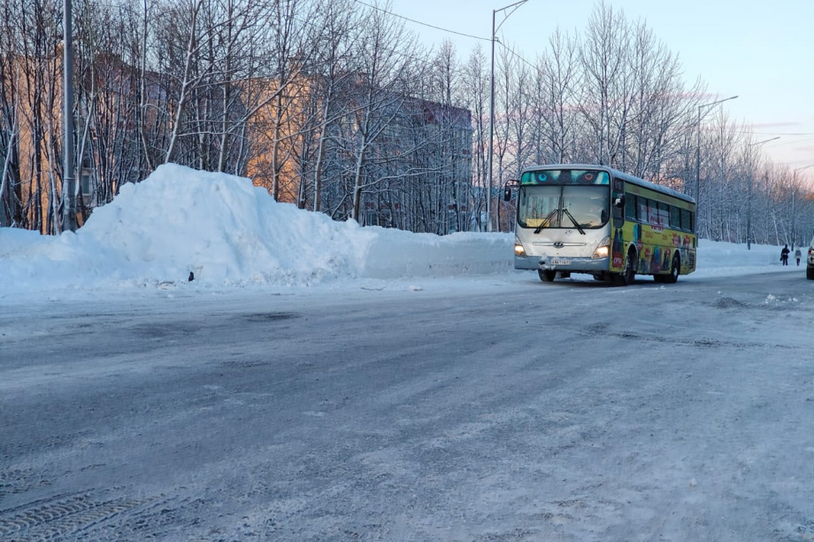 Петропавловск продолжает борьбу со снегом. . Фотография 1