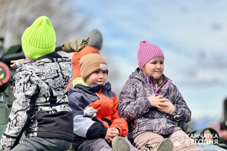 Отметить День Победы в центр Петропавловска-Камчатского пришли тысячи горожан. . Фотография 21
