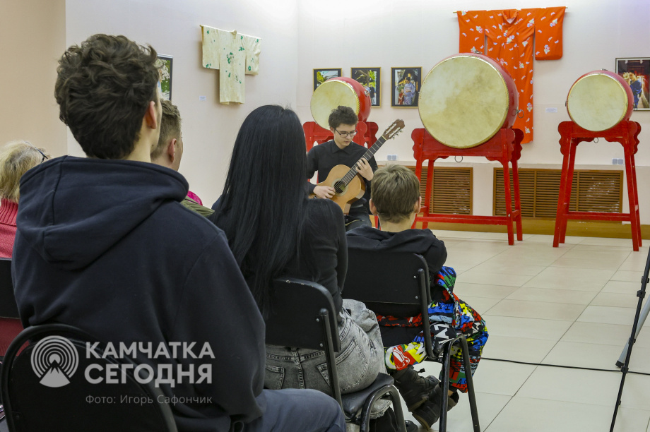 В Камчатском художественном музее открылась выставка о Японии. Фото: «Камчатка Сегодня»/Игорь Сафончик. Фотография 22