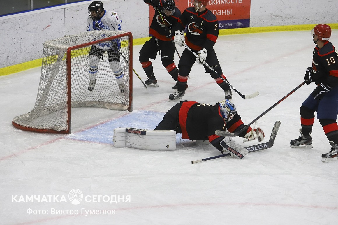 Чемпионат по хоккею среди взрослых команд стартовал на Камчатке. Фото: Виктор Гуменюк\ИА "Камчатка". Фотография 25