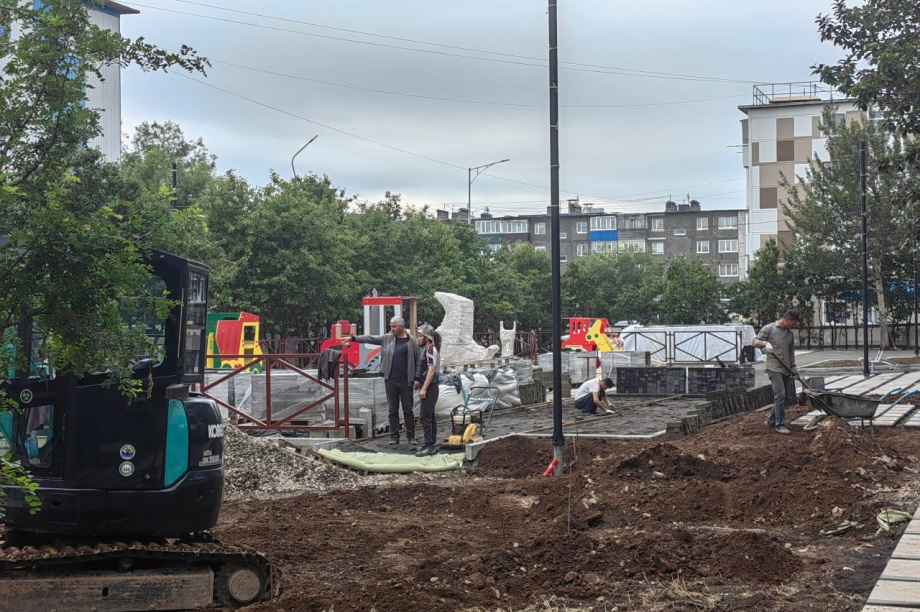 Детскую площадку обустраивают в сквере Строителей в Петропавловске. Фото: kamgov.ru. Фотография 5