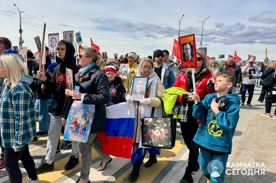 Отметить День Победы в центр Петропавловска-Камчатского пришли тысячи горожан. . Фотография 13