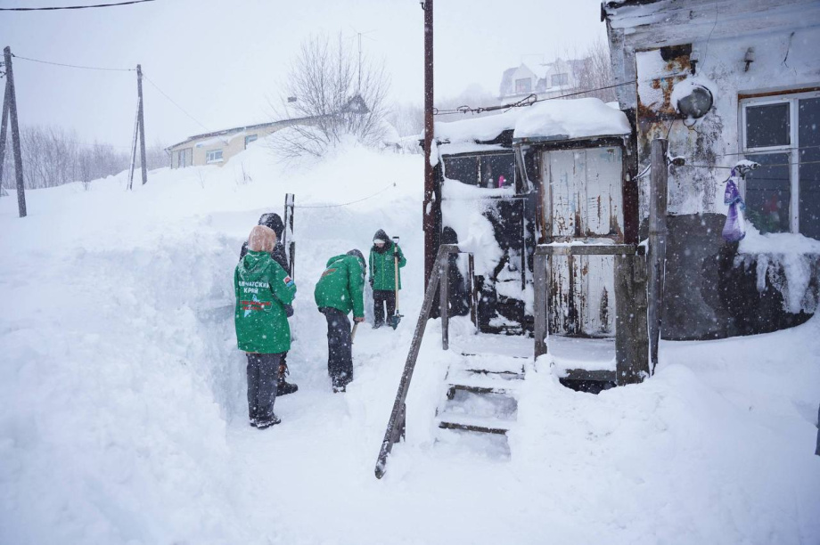 Тёплая помощь в снежном хаосе: камчатская молодежь взяла на себя заботу о самых уязвимых. Фото: kamgov.ru. Фотография 2