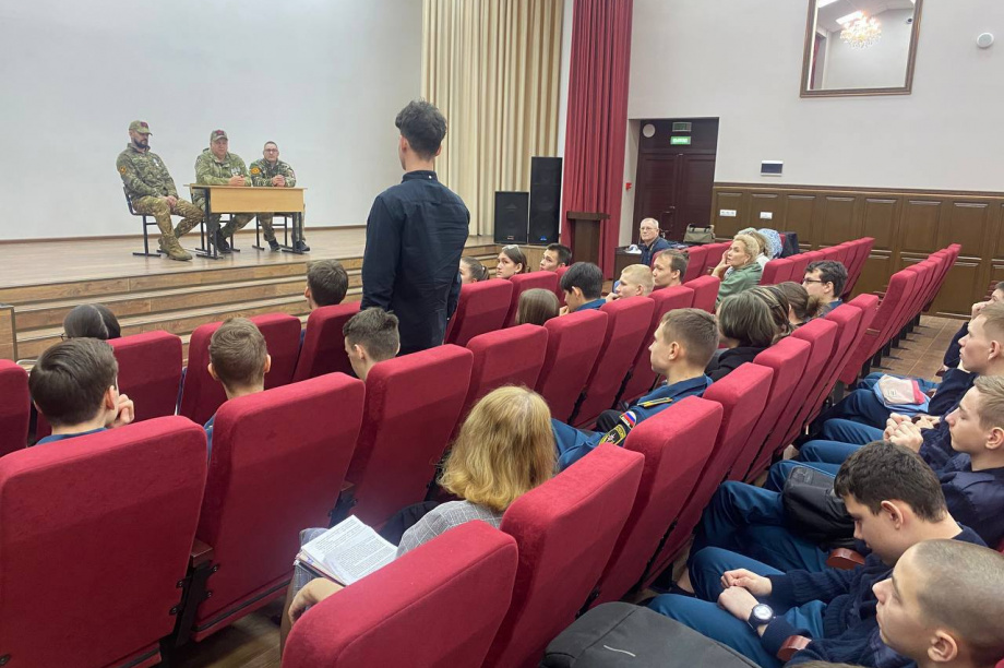 Камчатские ветераны СВО и координаторы фонда «Защитники Отечества» проводят уроки мужества в школах. Фото: t.me/zachitnikikamchatka. Фотография 5