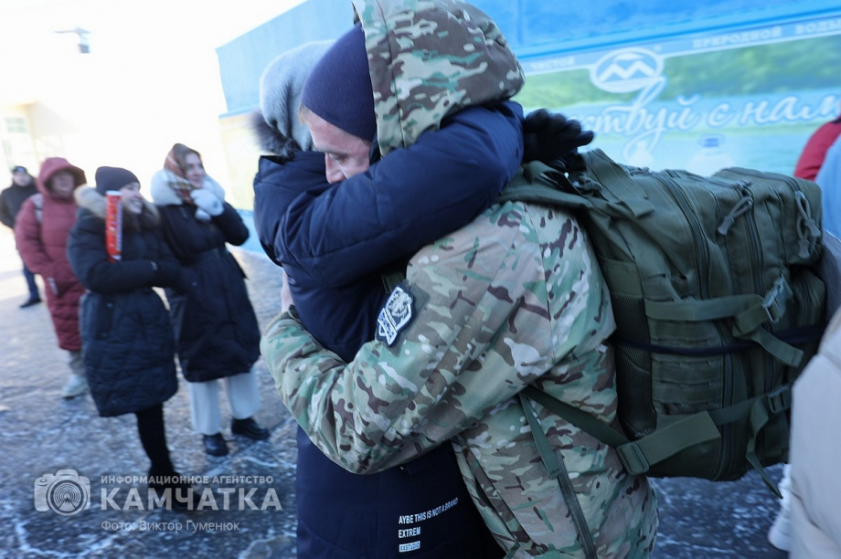 Это радость со слезами на глазах — самолёт с мобилизованными бойцами СВО прилетел на Камчатку. Фото: Виктор Гуменюк . Фотография 28