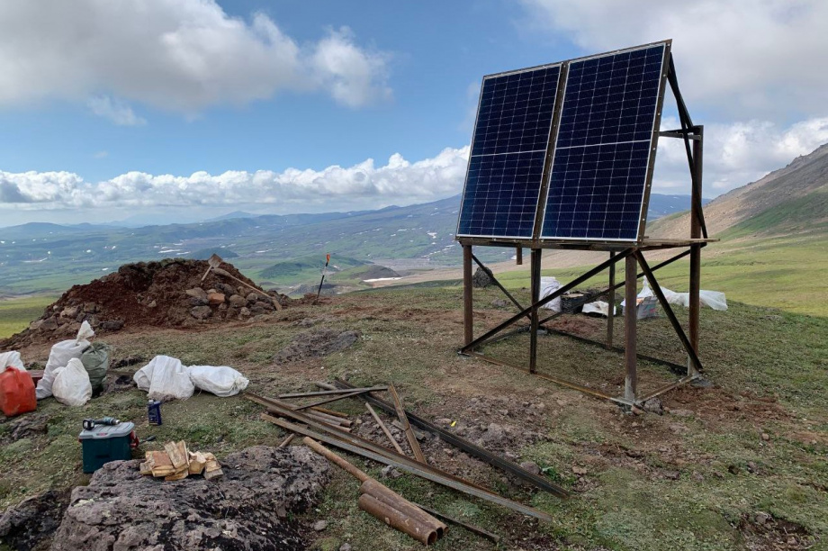 Новую сейсмостанцию установили в районе вулкана Мутновского на Камчатке. https://t.me/kbgsras. Фотография 2