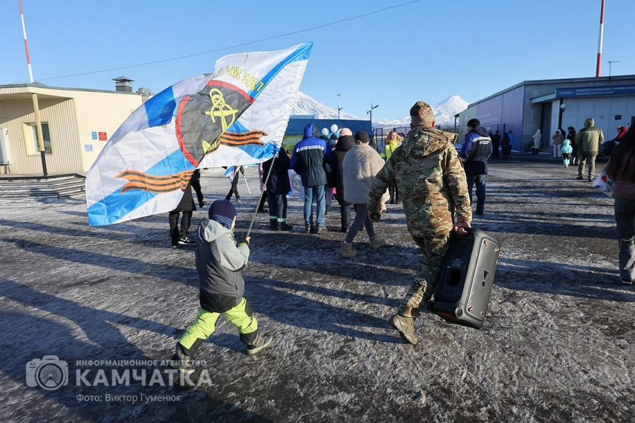 Это радость со слезами на глазах — самолёт с мобилизованными бойцами СВО прилетел на Камчатку. Фото: Виктор Гуменюк . Фотография 14